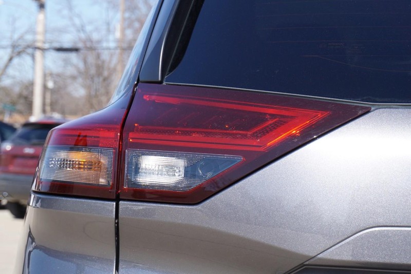 Nissan Rogue Vehicle Full-screen Gallery Image 16