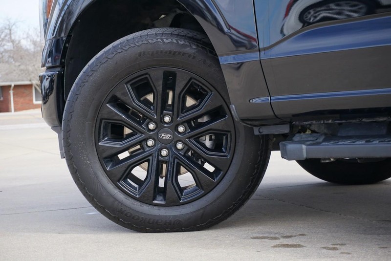 Ford F-150 Vehicle Full-screen Gallery Image 16