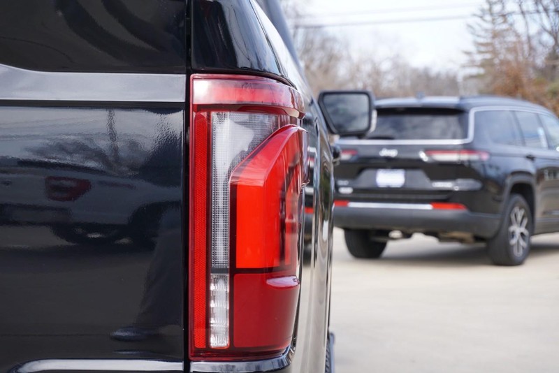 Ford F-150 Vehicle Full-screen Gallery Image 21