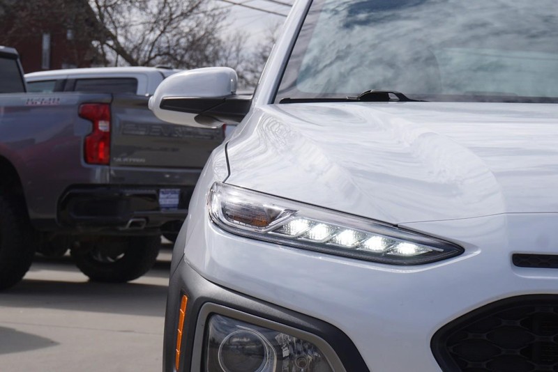 Hyundai Kona Vehicle Full-screen Gallery Image 09