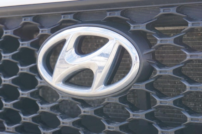 Hyundai Kona Vehicle Full-screen Gallery Image 11