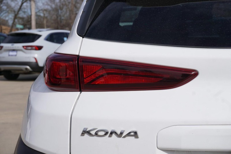 Hyundai Kona Vehicle Full-screen Gallery Image 16