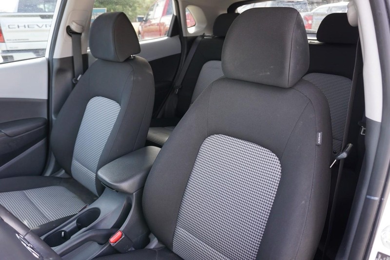 Hyundai Kona Vehicle Full-screen Gallery Image 22