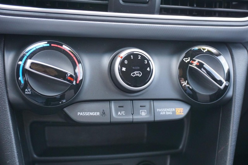 Hyundai Kona Vehicle Full-screen Gallery Image 38