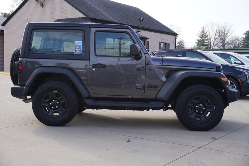 Jeep Wrangler Vehicle Full-screen Gallery Image 02