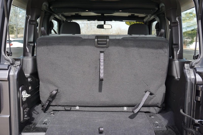 Jeep Wrangler Vehicle Full-screen Gallery Image 24