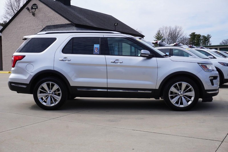 Ford Explorer Vehicle Full-screen Gallery Image 02