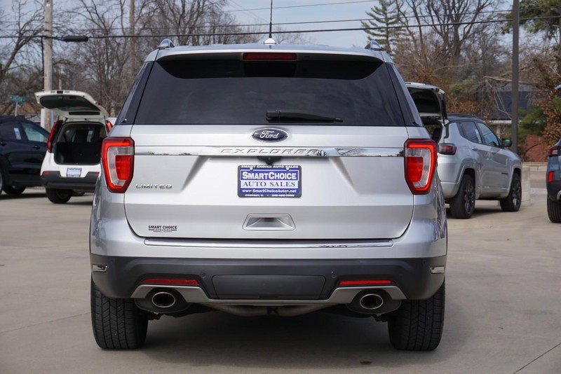 Ford Explorer Vehicle Full-screen Gallery Image 04