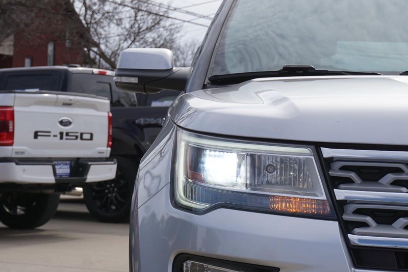 Ford Explorer Vehicle Full-screen Gallery Image 09