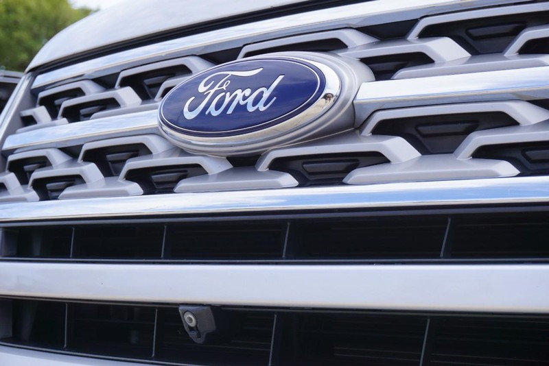 Ford Explorer Vehicle Full-screen Gallery Image 10