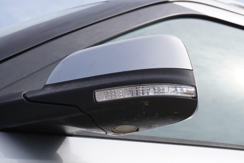 Ford Explorer Vehicle Full-screen Gallery Image 11