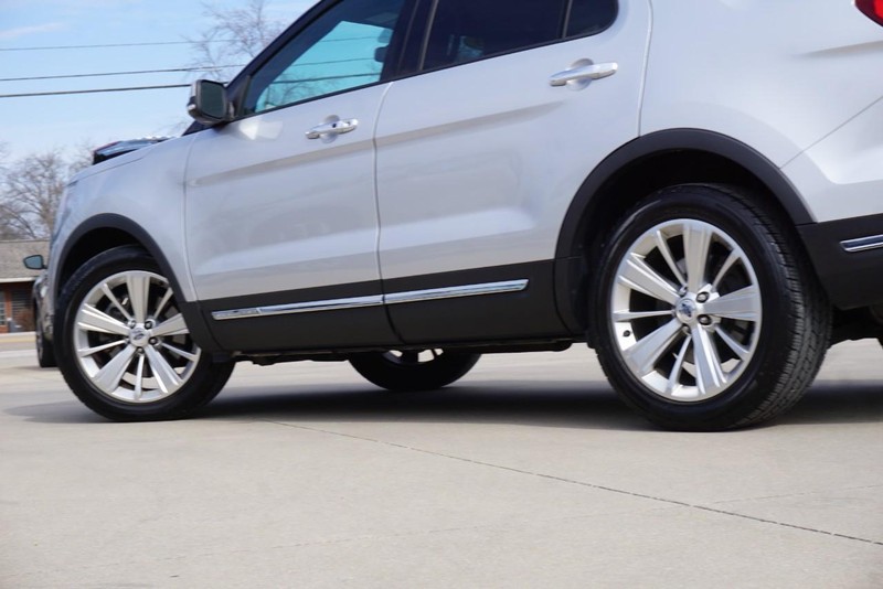 Ford Explorer Vehicle Full-screen Gallery Image 12