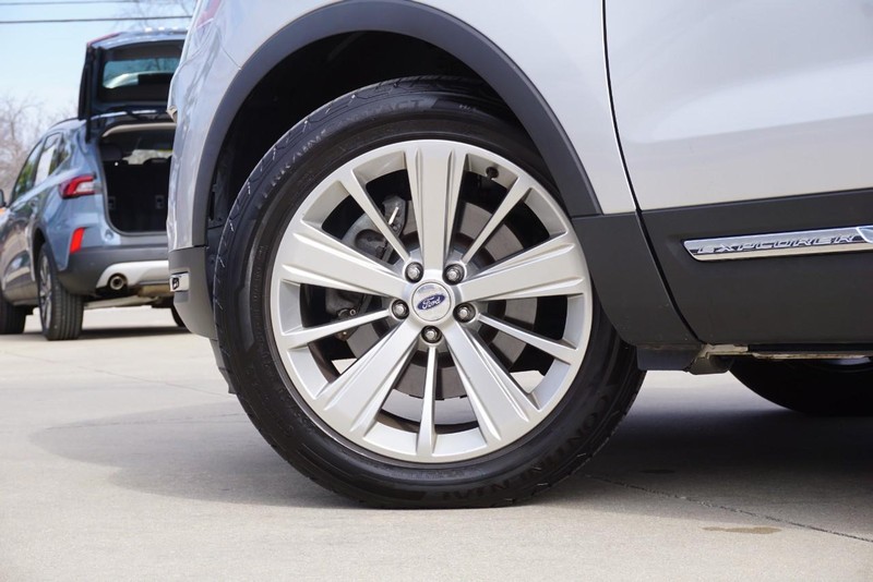 Ford Explorer Vehicle Full-screen Gallery Image 13