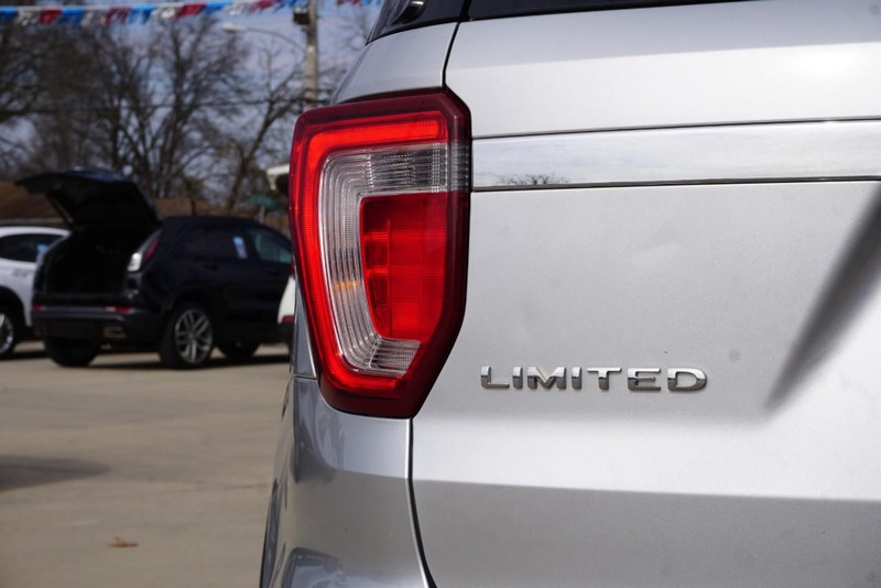 Ford Explorer Vehicle Full-screen Gallery Image 15