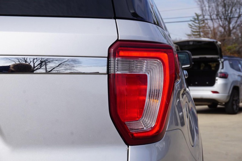 Ford Explorer Vehicle Full-screen Gallery Image 16