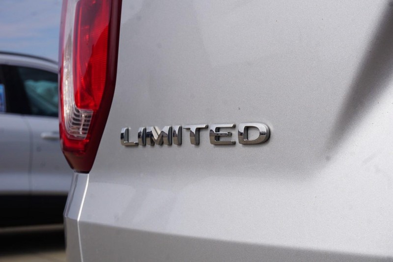 Ford Explorer Vehicle Full-screen Gallery Image 17