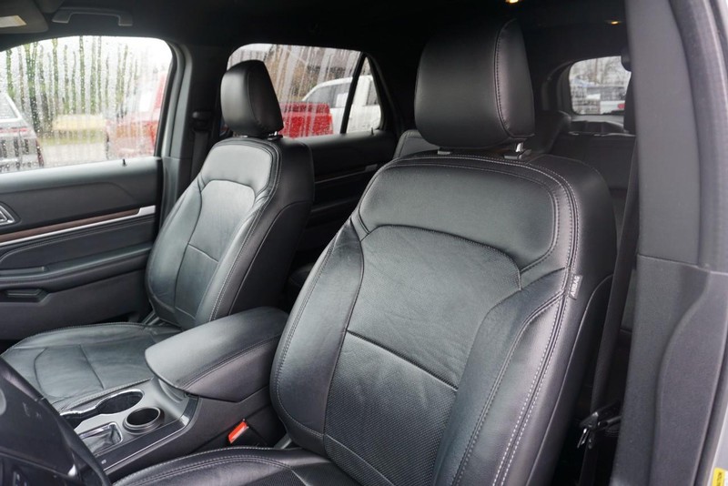 Ford Explorer Vehicle Full-screen Gallery Image 22