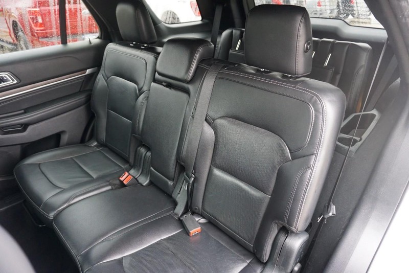 Ford Explorer Vehicle Full-screen Gallery Image 24