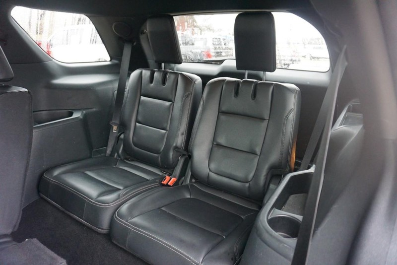 Ford Explorer Vehicle Full-screen Gallery Image 25