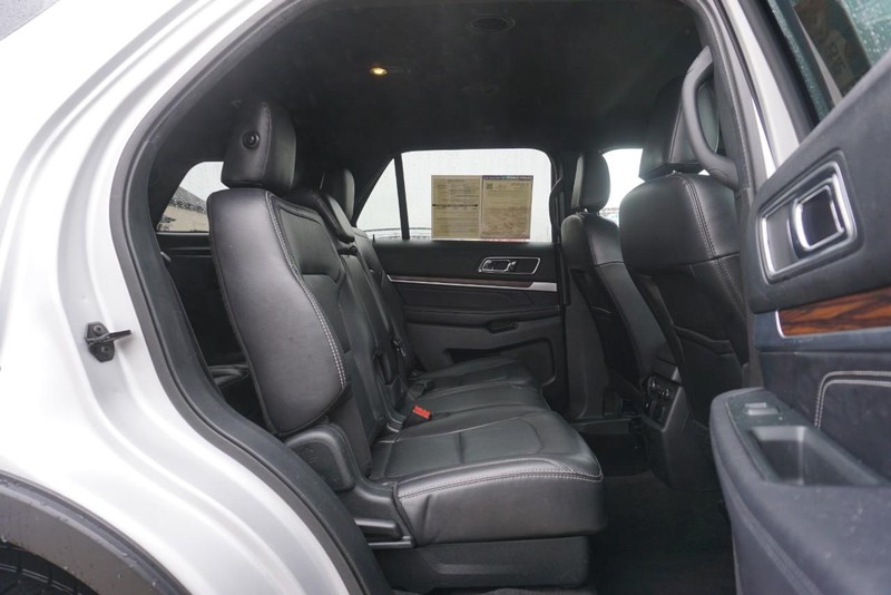 Ford Explorer Vehicle Full-screen Gallery Image 26