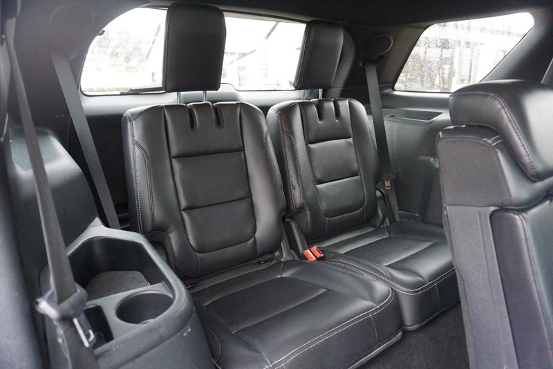 Ford Explorer Vehicle Full-screen Gallery Image 28