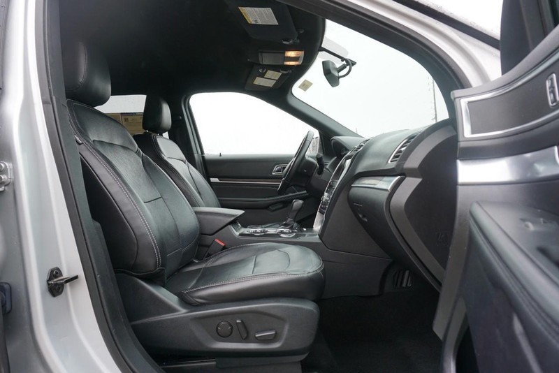 Ford Explorer Vehicle Full-screen Gallery Image 29