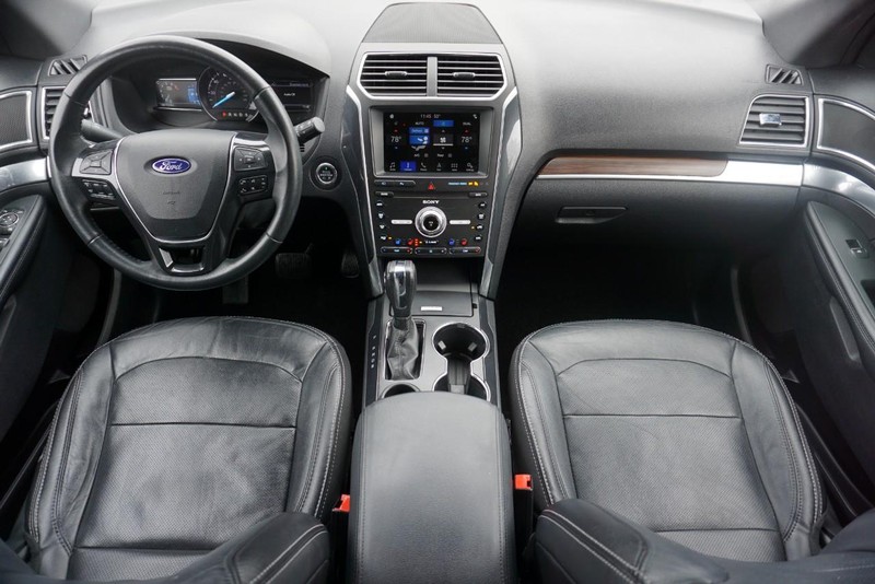 Ford Explorer Vehicle Full-screen Gallery Image 32