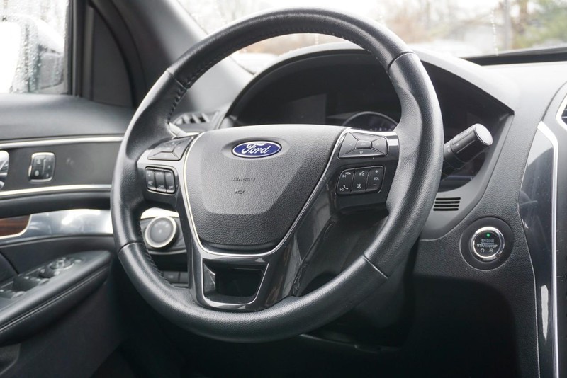 Ford Explorer Vehicle Full-screen Gallery Image 33