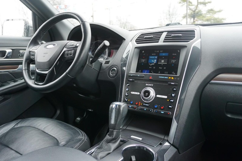 Ford Explorer Vehicle Full-screen Gallery Image 35