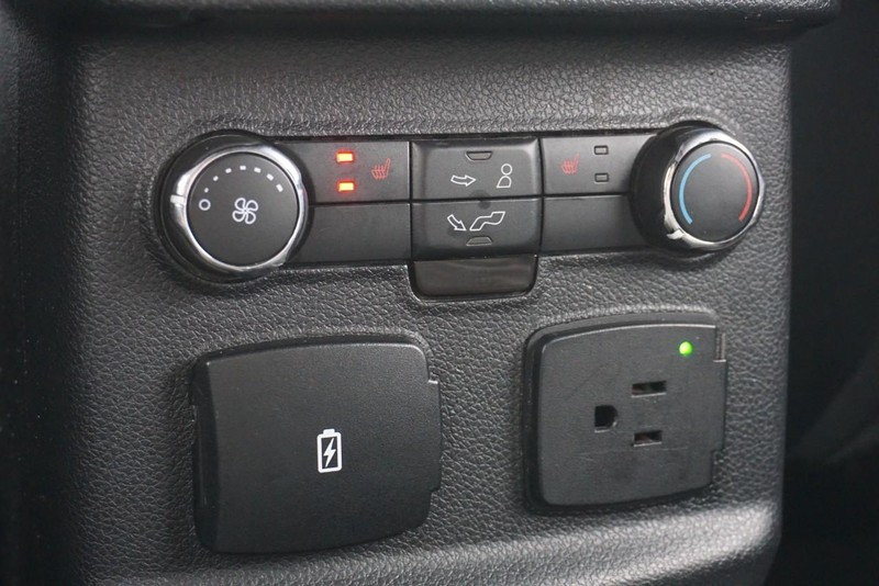 Ford Explorer Vehicle Full-screen Gallery Image 36