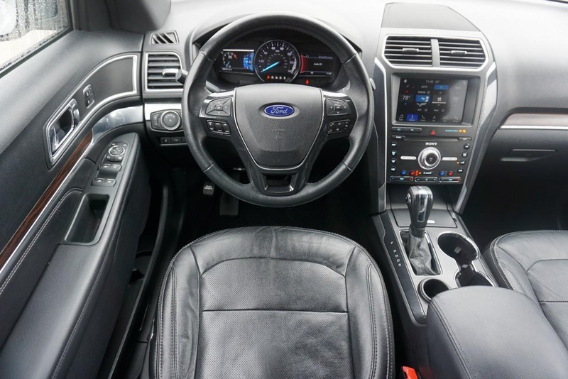 Ford Explorer Vehicle Full-screen Gallery Image 37