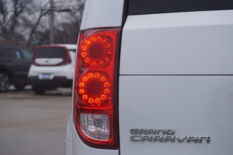 Dodge Grand Caravan Vehicle Full-screen Gallery Image 16