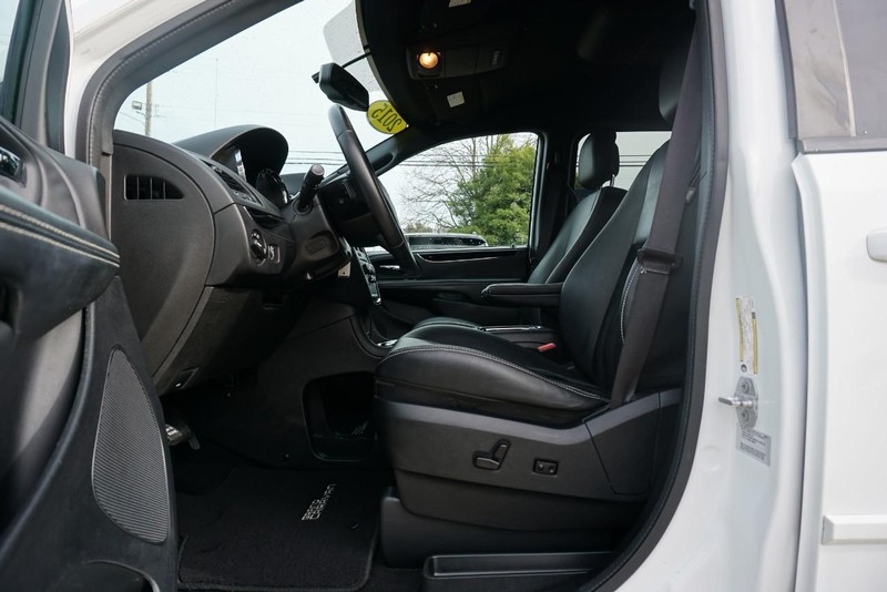 Dodge Grand Caravan Vehicle Full-screen Gallery Image 19