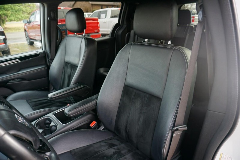 Dodge Grand Caravan Vehicle Full-screen Gallery Image 21