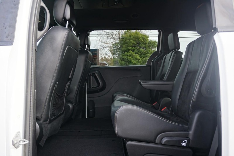Dodge Grand Caravan Vehicle Full-screen Gallery Image 22