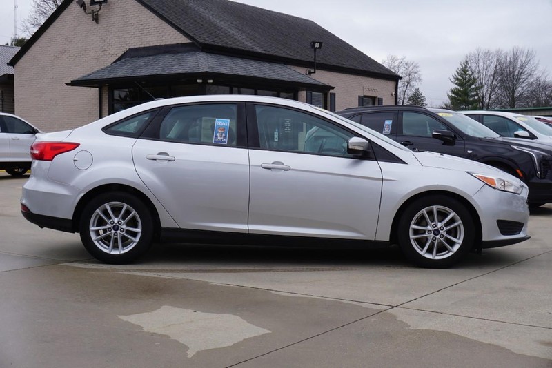 Ford Focus Vehicle Full-screen Gallery Image 02