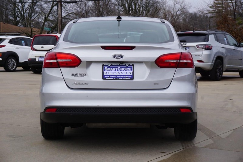 Ford Focus Vehicle Full-screen Gallery Image 04