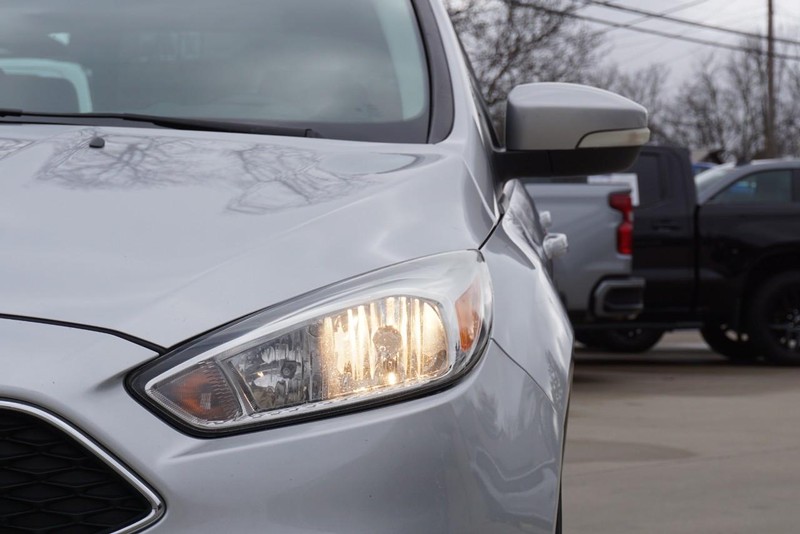 Ford Focus Vehicle Full-screen Gallery Image 10