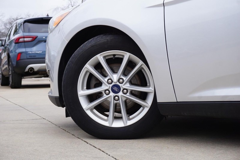 Ford Focus Vehicle Full-screen Gallery Image 14