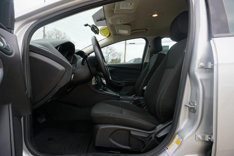 Ford Focus Vehicle Full-screen Gallery Image 20