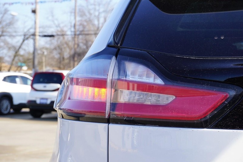 Ford Edge Vehicle Full-screen Gallery Image 16