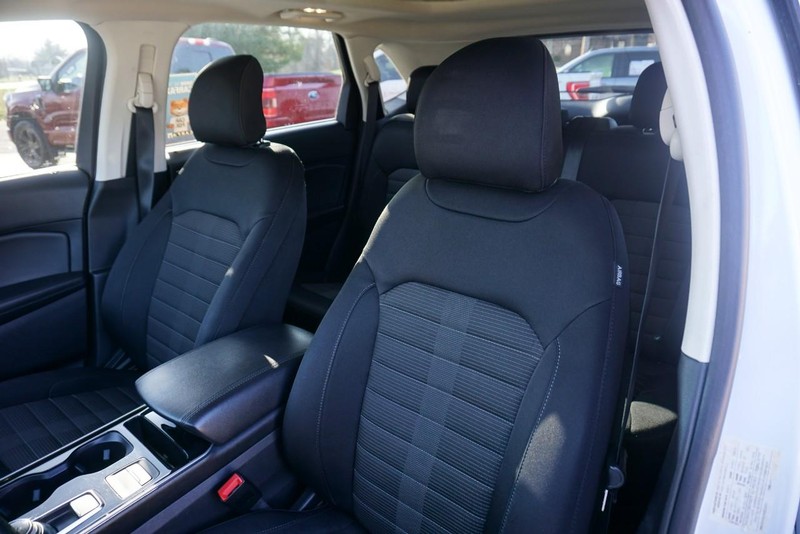 Ford Edge Vehicle Full-screen Gallery Image 24