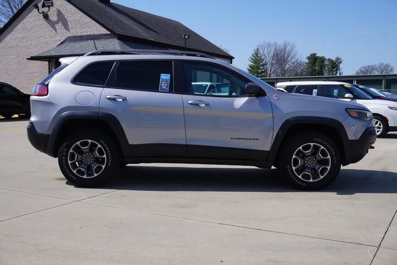 Jeep Cherokee Vehicle Full-screen Gallery Image 02