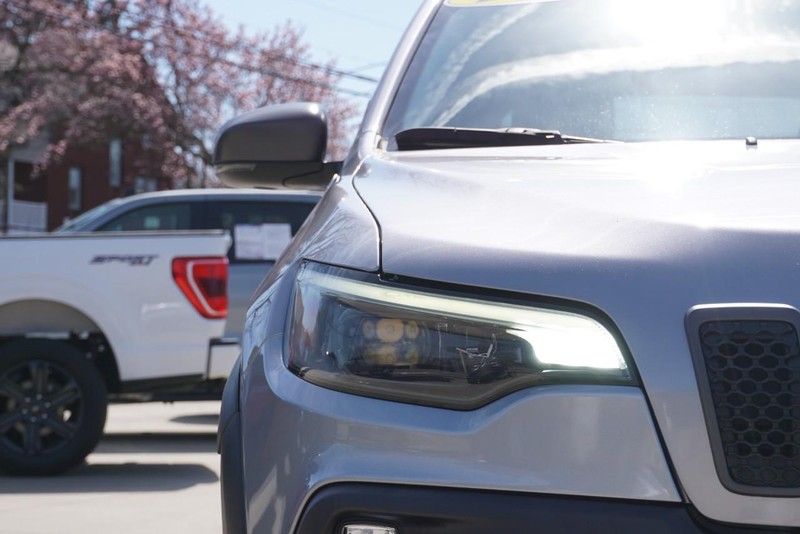 Jeep Cherokee Vehicle Full-screen Gallery Image 09