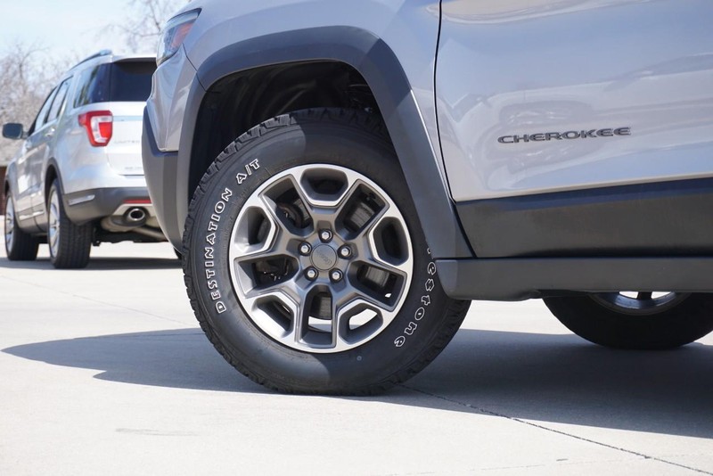 Jeep Cherokee Vehicle Full-screen Gallery Image 16