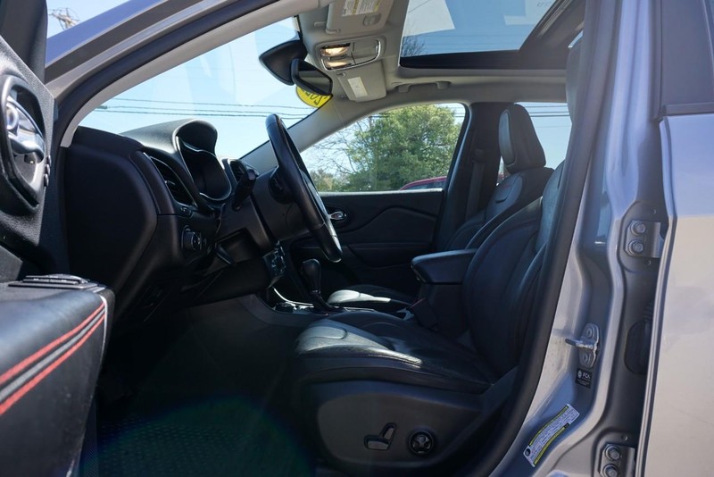 Jeep Cherokee Vehicle Full-screen Gallery Image 23