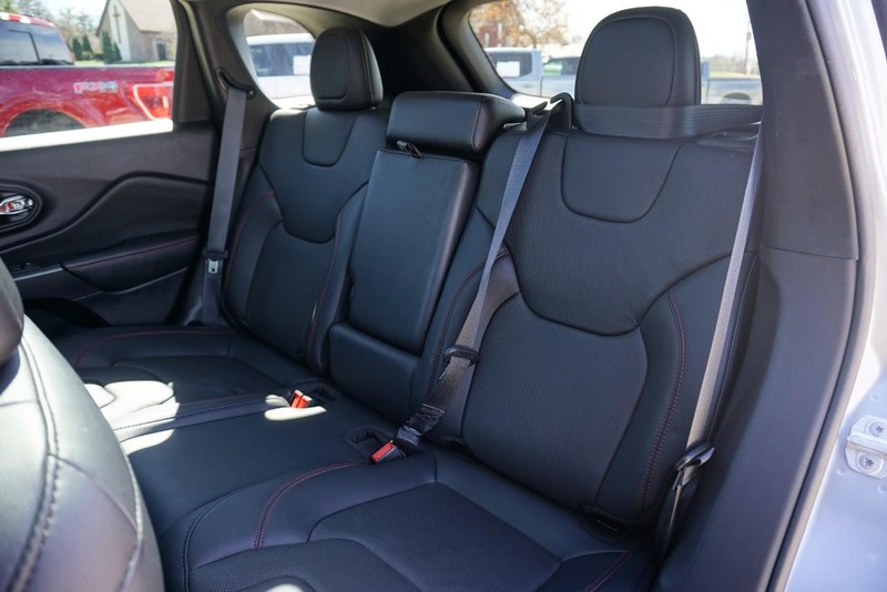 Jeep Cherokee Vehicle Full-screen Gallery Image 28