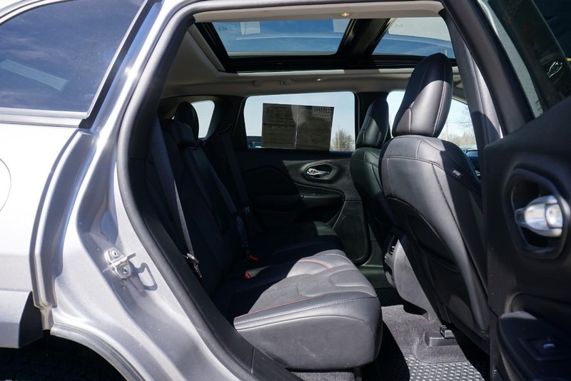 Jeep Cherokee Vehicle Full-screen Gallery Image 29