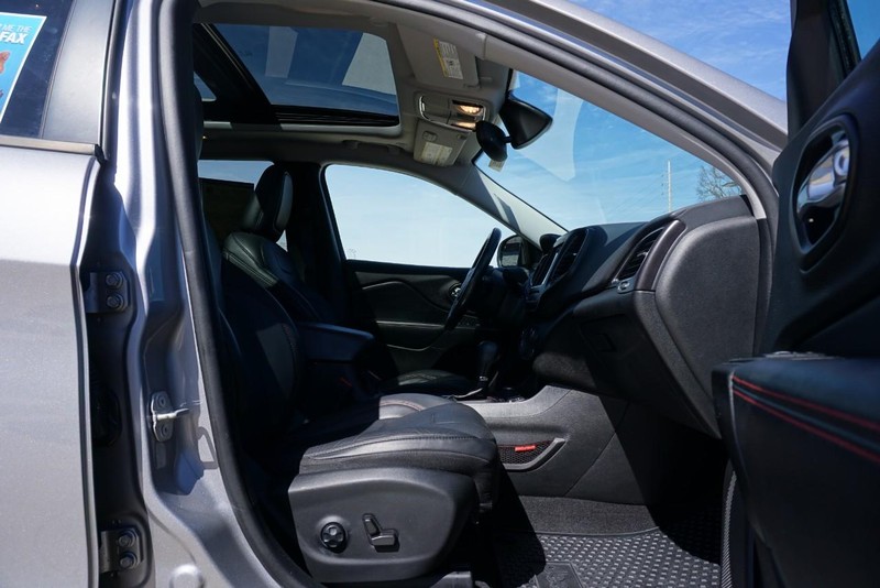 Jeep Cherokee Vehicle Full-screen Gallery Image 31