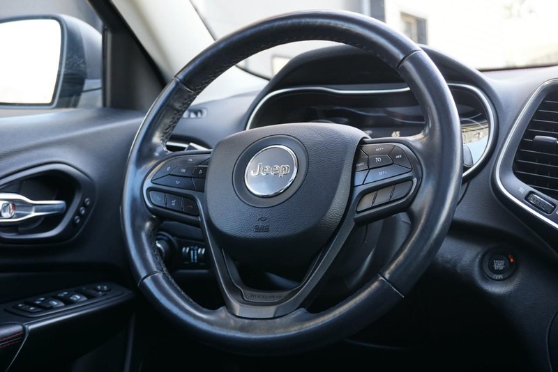 Jeep Cherokee Vehicle Full-screen Gallery Image 36